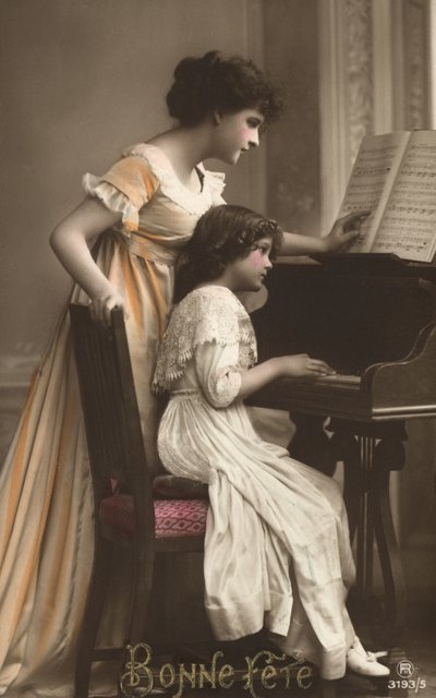 Mère et fille au piano - French Photographer